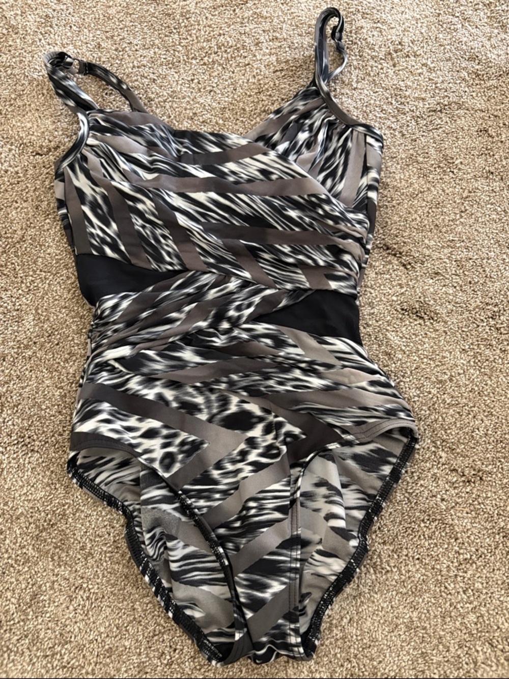 Miraclesuit, black and white one piece bathing suit,size 6, excellent condition
